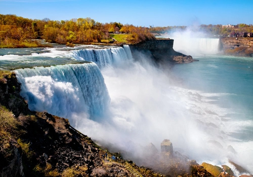 Người trinh nữ trong sương mù ở thác niagara