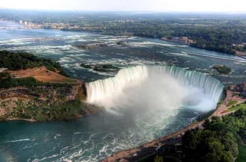 Người trinh nữ trong sương mù ở thác niagara