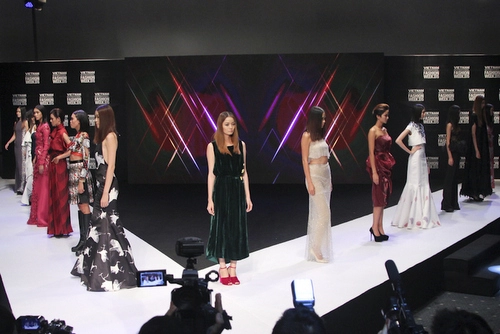 Nhà thiết kế chi 150 triệu để diễn vietnam international fashion week