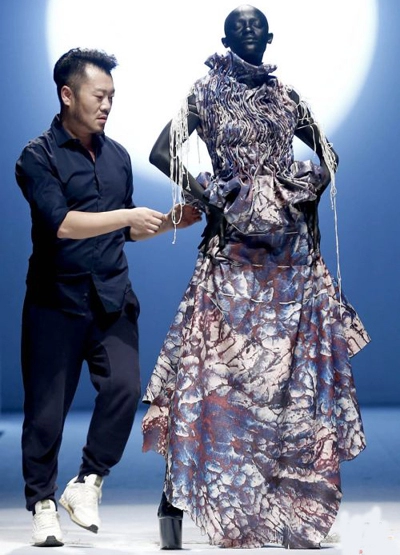Nhà thiết kế tự hào vì váy vỏ chăn rẻ tiền mà gây hiệu ứng lớn