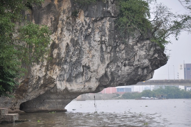 Những bài thơ thách thức thời gian trên núi đá