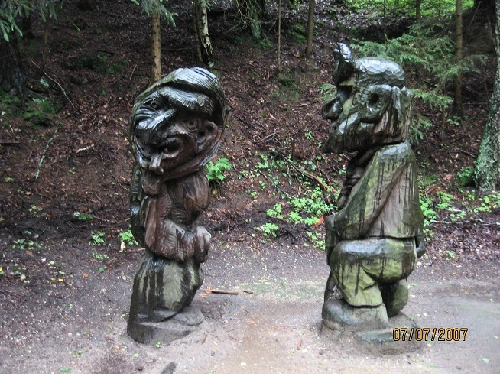 Những bức tượng kỳ quái ở đồi phù thủy