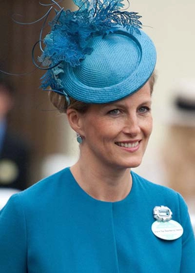 Những chiếc mũ cầu kỳ phong cách hoàng gia