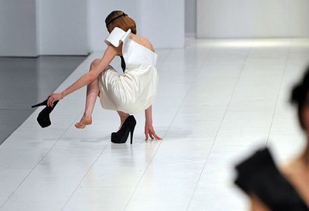 Những khoảnh khắc ngã dúi dụi của người mẫu trên sàn catwalk
