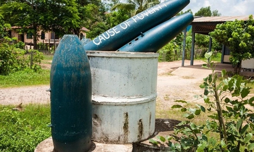 Những ngôi làng sống cùng bom ở lào