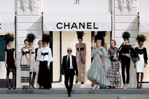 Những quyết định có tầm ảnh hưởng của karl lagerfeld