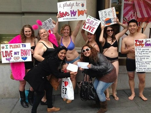 Phụ nữ béo biểu tình ngoài cửa hàng victorias secret