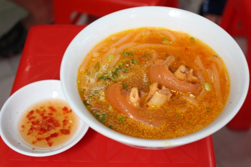 Quán bánh canh chỉ bán một tiếng ở sài gòn