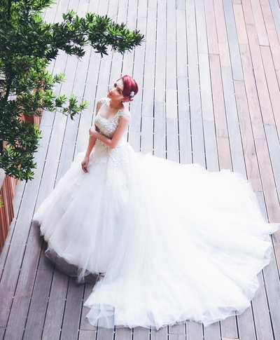 Quỳnh chi khoe dáng với váy cô dâu