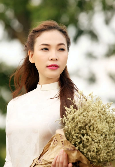 Quỳnh thư diện áo dài đón thu