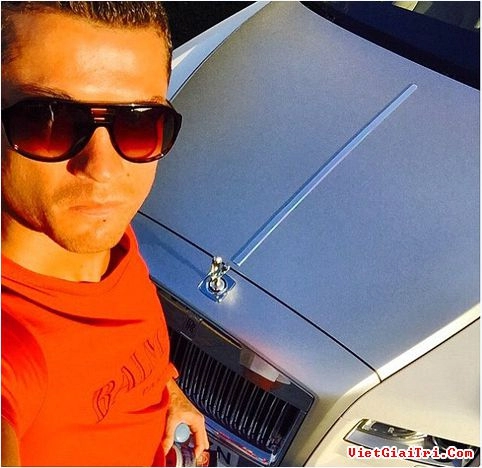 Ronaldo khoe xe khoe chó