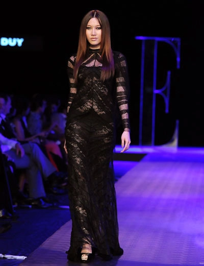 Sắc đen chiếm lĩnh elle fashion show 2012