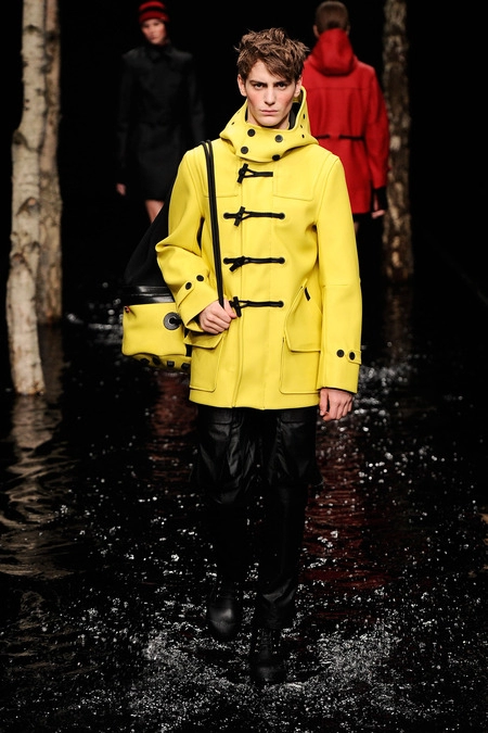 Sàn catwalk ngập nước độc đáo ở tuần thời trang london