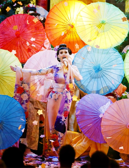 Sao ngoại thích váy áo biểu diễn lấy cảm hứng geisha