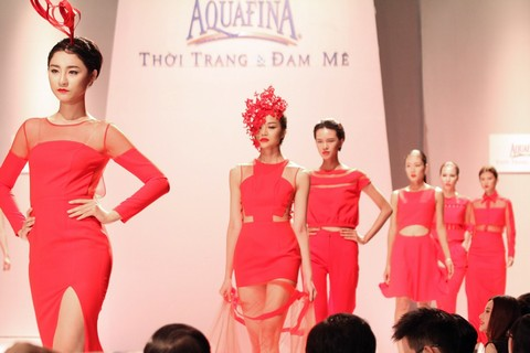 Siêu mẫu hội tụ trong show diễn thời trang và đam mê