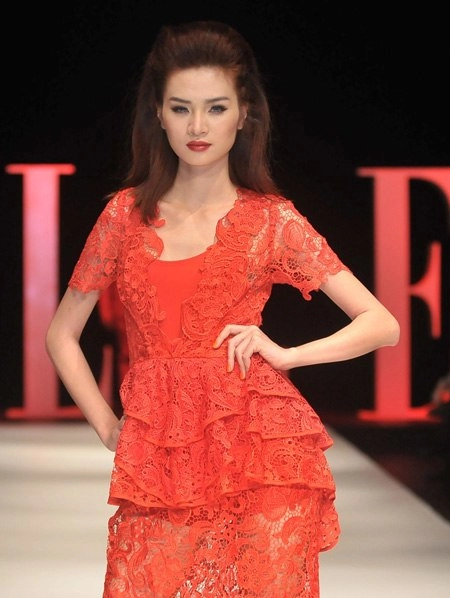 Thanh hằng nhả khói trên sàn catwalk