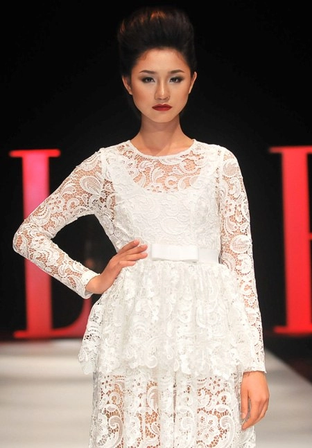 Thanh hằng nhả khói trên sàn catwalk