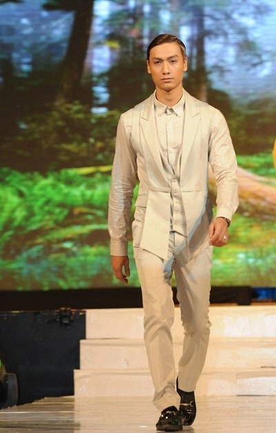 Thanh hằng rạng ngời catwalk