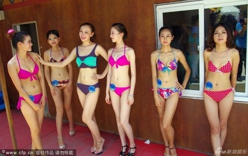 Thí sinh hoa hậu bikini trung quốc bị chê diễn phô