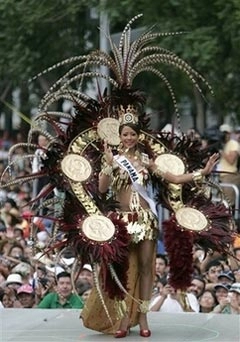 Thí sinh hoa hậu hoàn vũ trình diễn trang phục dân tộc