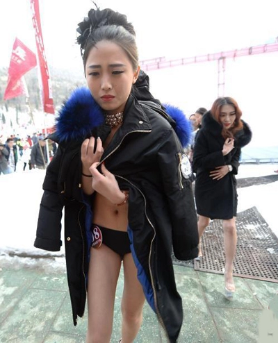 Thiếu nữ trung quốc mặc bikini thi sắc đẹp dưới cái lạnh âm 3 độ c