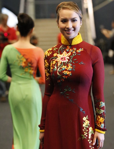 Thuận việt trình diễn áo dài tại bảo tàng mỹ