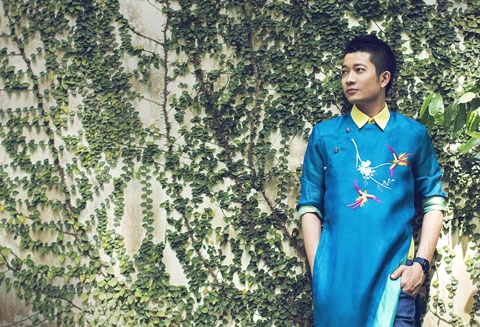 Thuận việt tự làm mẫu cho sưu tập áo dài mới
