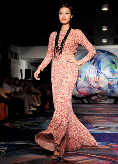 Thùy dung biến hóa trên sàn catwalk