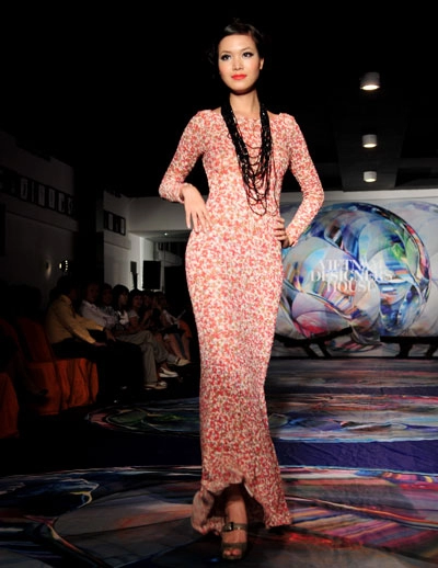 Thùy dung biến hóa trên sàn catwalk