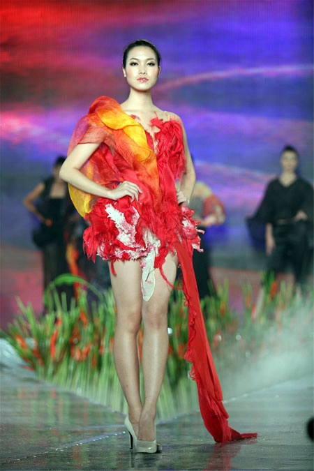 Thùy dung nổi bật trên sàn catwalk