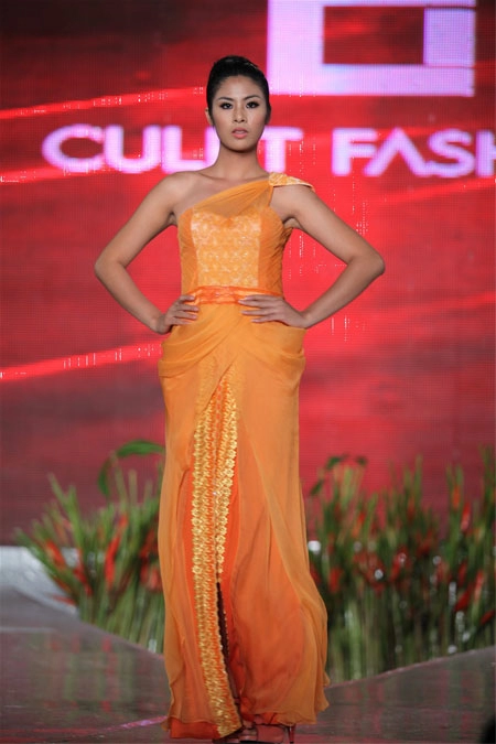 Thùy dung nổi bật trên sàn catwalk