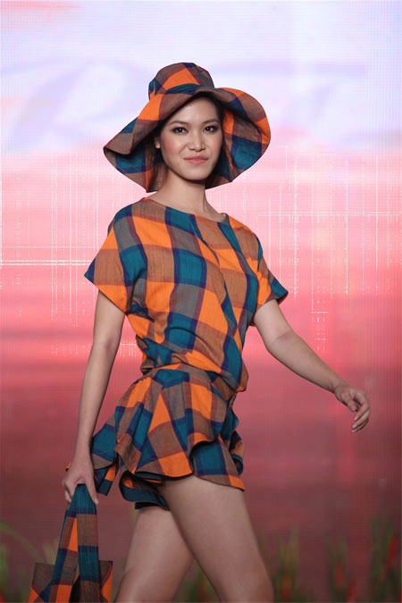 Thùy dung nổi bật trên sàn catwalk