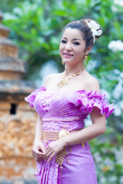 Thúy nga dịu dàng trong váy khmer cách điệu