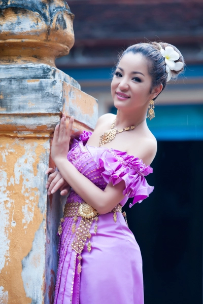 Thúy nga dịu dàng trong váy khmer cách điệu