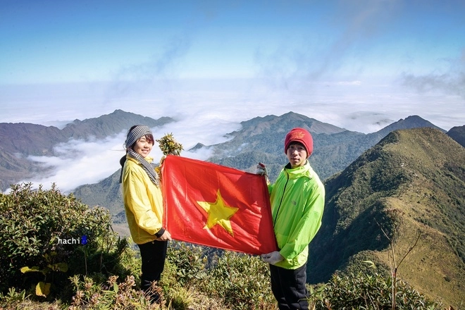 Tình yêu đôi lứa trên đỉnh lùng cúng