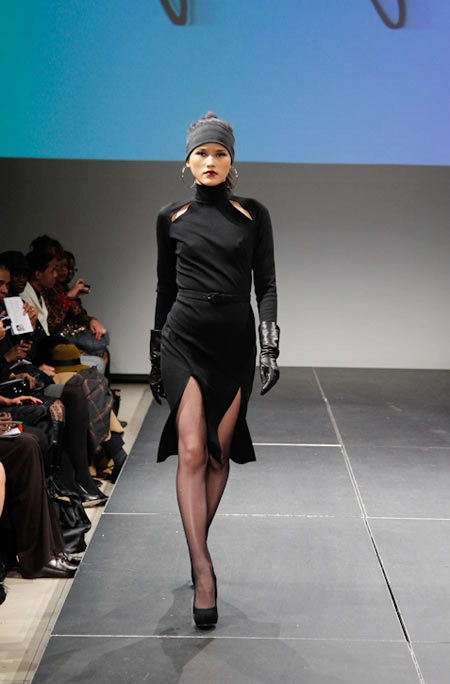 Top model hoàng thùy tự tin catwalk tại new york