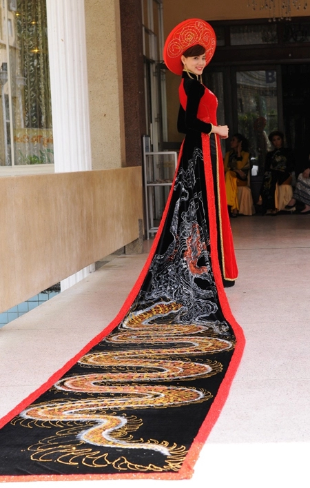 Trang nhung diện áo dài thêu rồng dài gần 14 m
