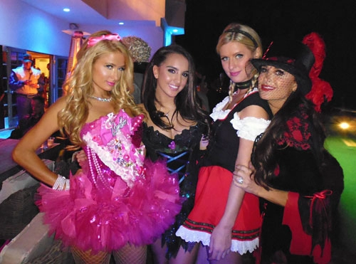 Trang phục nóng bỏng qua các mùa halloween của paris hilton