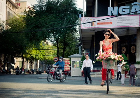 Trang trần đạp xe hoa ra phố