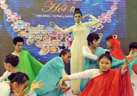 Trương thị may múa trên sàn catwalk