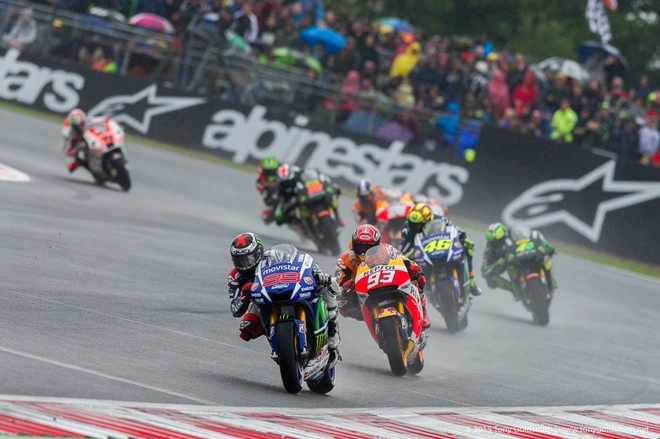 Valentino rossi làm chủ đường ngày mưa trong chặng 12 motogp 2015