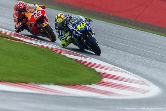 Valentino rossi làm chủ đường ngày mưa trong chặng 12 motogp 2015