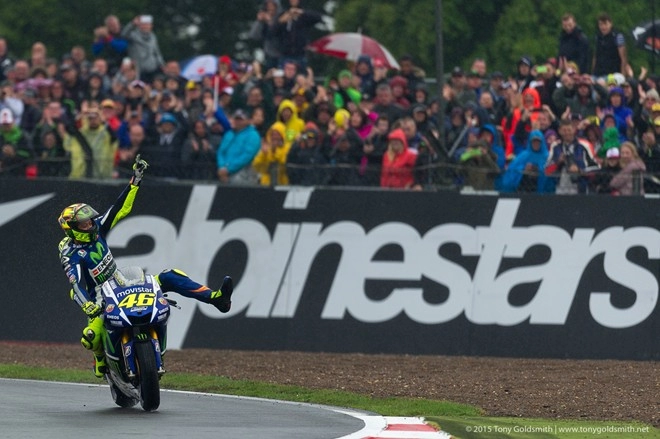 Valentino rossi làm chủ đường ngày mưa trong chặng 12 motogp 2015