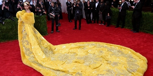 Váy của rihanna được làm từ chỉ vàng lông cáo