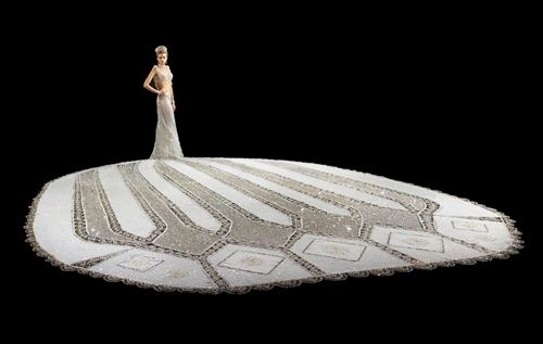 Váy cưới đính pha lê nặng 170 kg của nhà thiết kế người mỹ