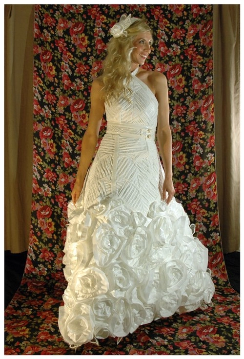 Váy cưới làm từ giấy vệ sinh
