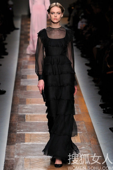 Váy đen lôi cuốn của valentino cho thu đông 2012