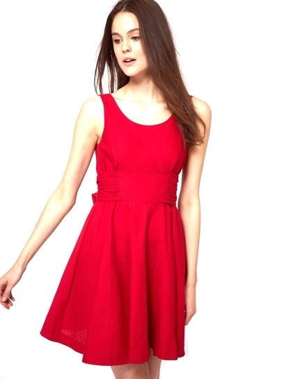 Váy đỏ rực rỡ cho ngày hè