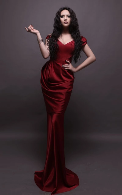 Váy dự miss world của lại hương thảo