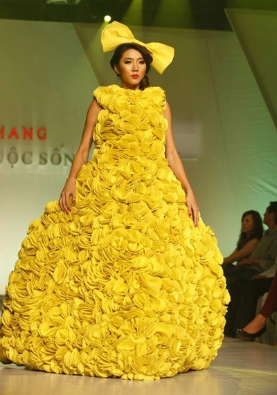 Váy kết hoa nhuộm vàng sàn diễn thời trang
